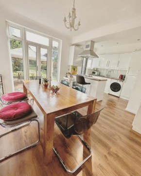 Urban oasis entire house 3 beds 2 living room expansive garden